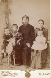 Григорий Яковлевич с семьей