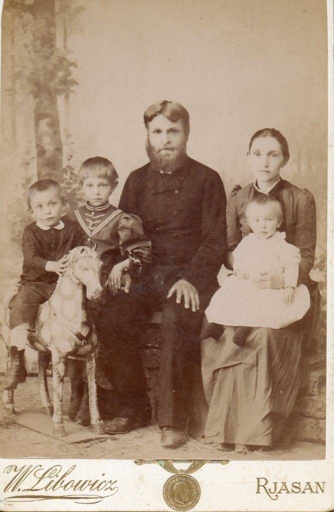 Григорий Яковлевич Красильников с семьей