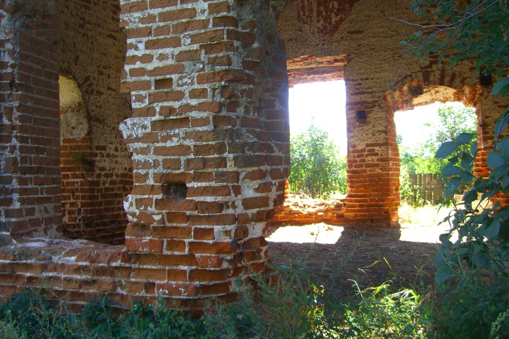 Разрушенный Сергиевский храм в с.Красильниково (2011г.)