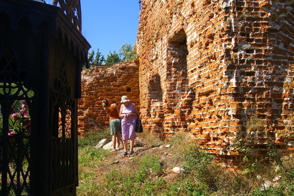 Разрушенный Сергиевский храм в с.Красильниково (2011г.)