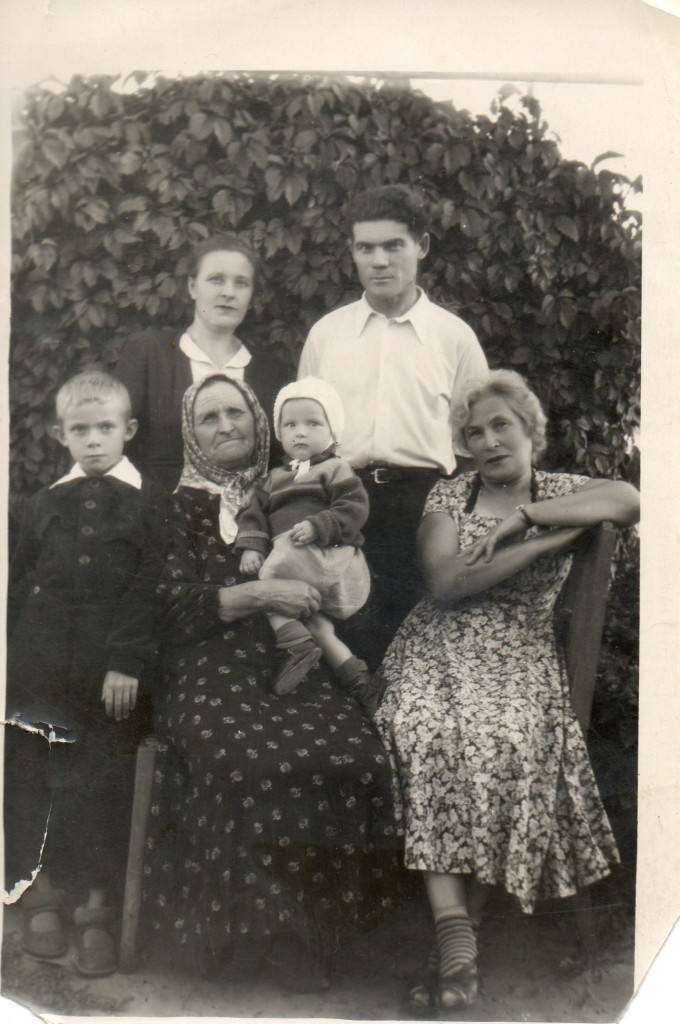 Аркадий Сергеевич, Анна Алексеевна, Сергей, Мама А.А., Лариса и Александра Павловна (1959)