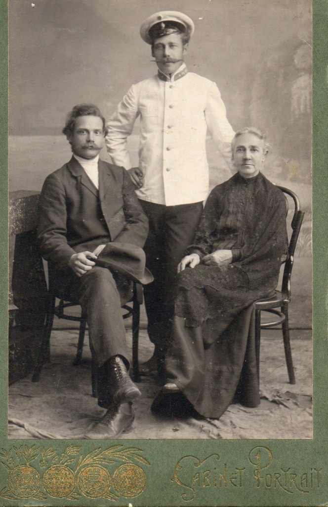 Иван (стоит) и Сергей Федоровичи Свистовы с мамой Ольгой Егоровной