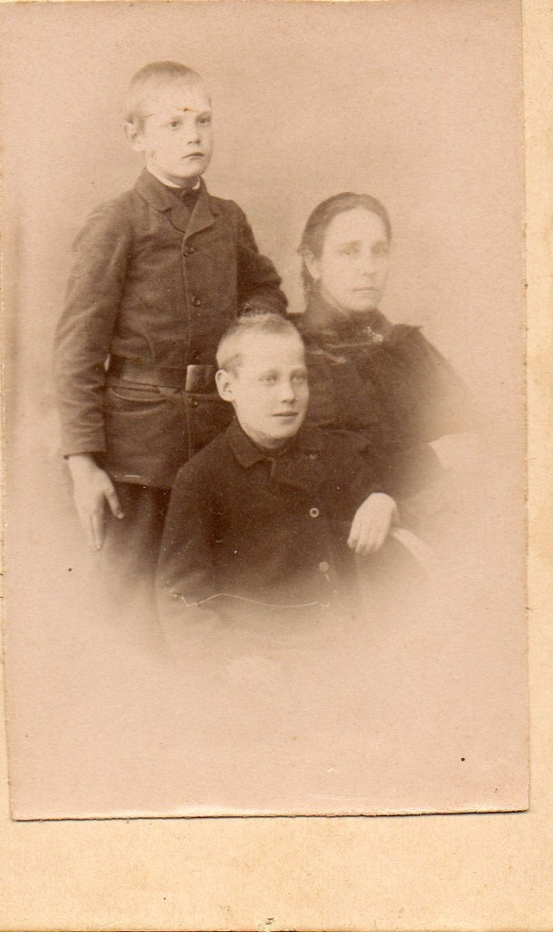 Ольга Егоровна Свистова с сыновьями (Иван и Сергей)