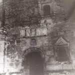 Илл. 13. Фрагмент южного фасада Пятницкого храма с белокаменным резным 5-тифигурным Деисусом над входом