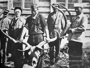 (П.П.Стаханов слева второй)Находка исполинского оленя в 2-х км. от Сапожка в речке Сапожок в 1926 году