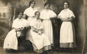 Выпускницы Рязанского женского епархиального училища 1915г - слева Александра Павловна Красильникова